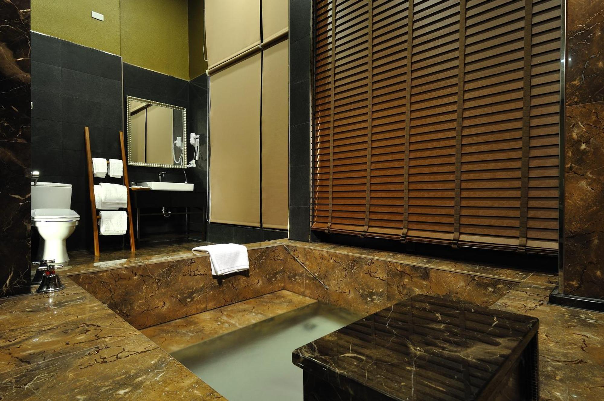 58˚ Hotspring Hotel Джиаоси Стая снимка